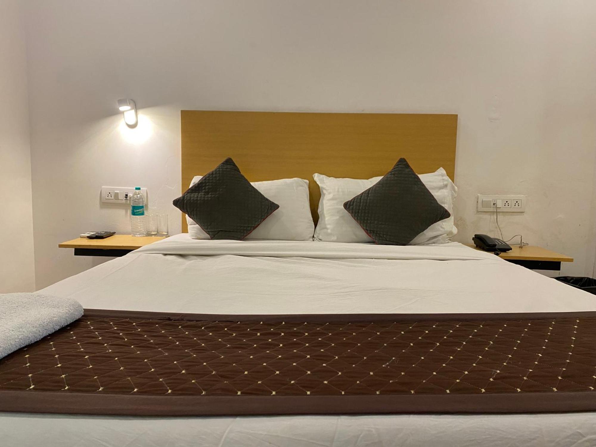Qotel Hotel Ip Residency East Delhi Preet Vihar Ню Делхи Екстериор снимка