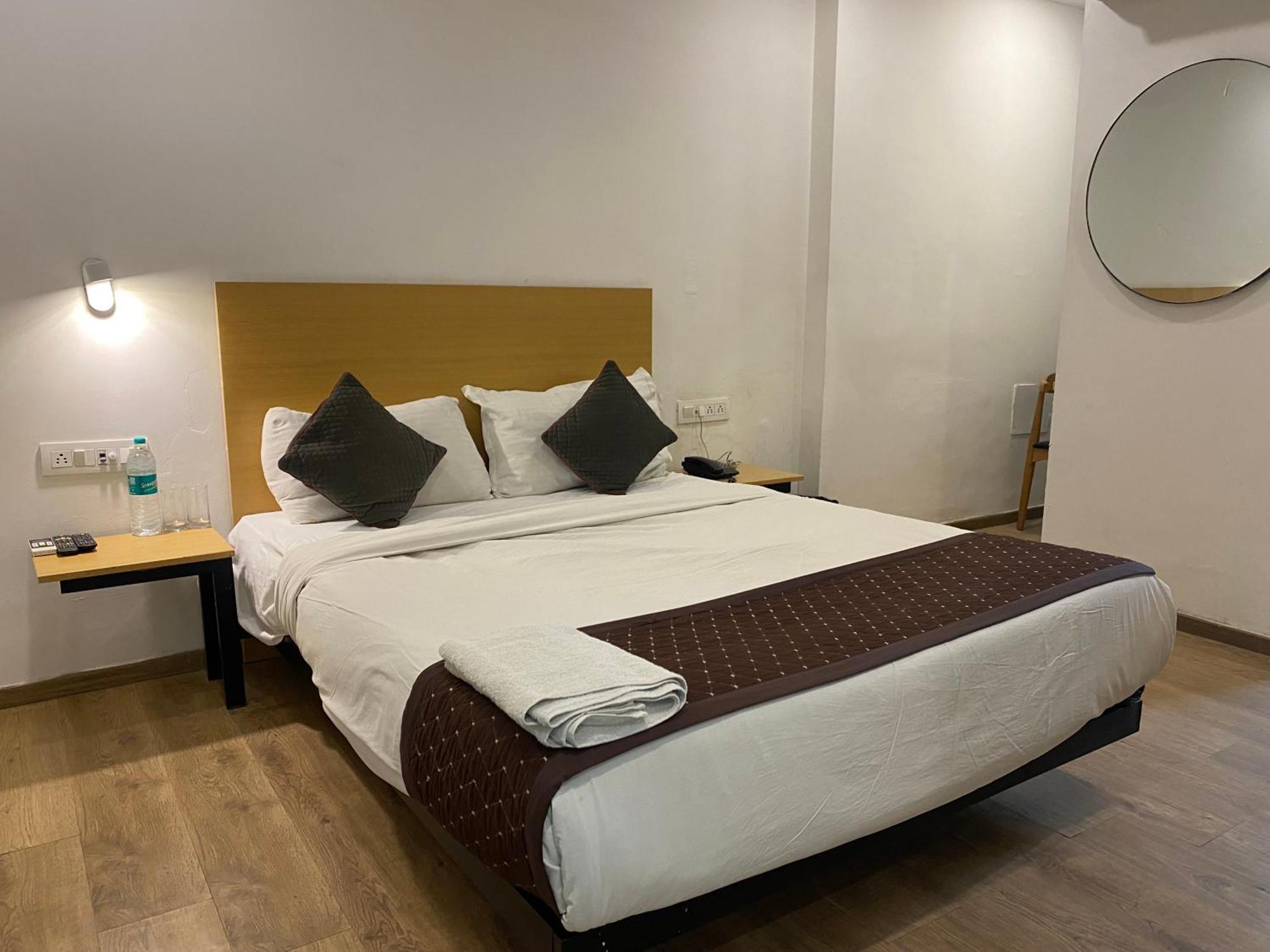 Qotel Hotel Ip Residency East Delhi Preet Vihar Ню Делхи Екстериор снимка